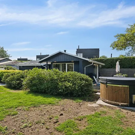 Semesterbostad Enrica - 250m From The Sea By Interhome