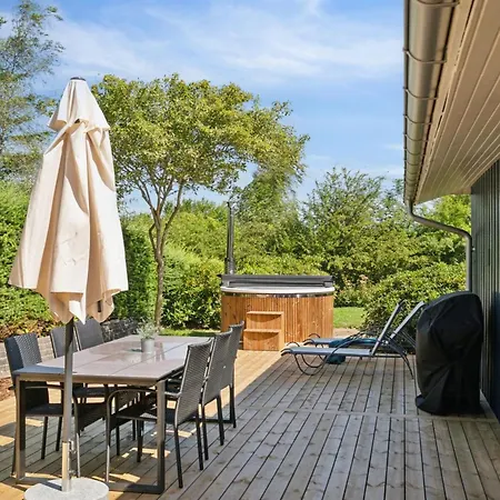 Enrica - 250m From The Sea By Interhome