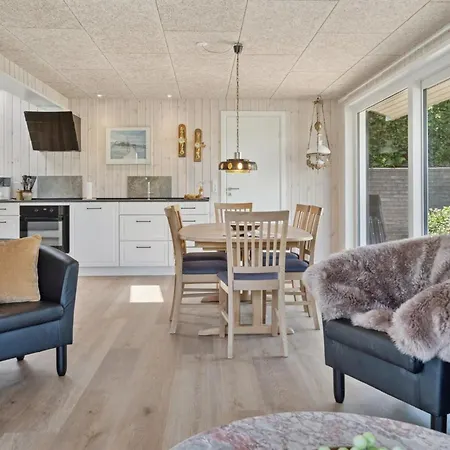 Semesterbostad Enrica - 250m From The Sea By Interhome